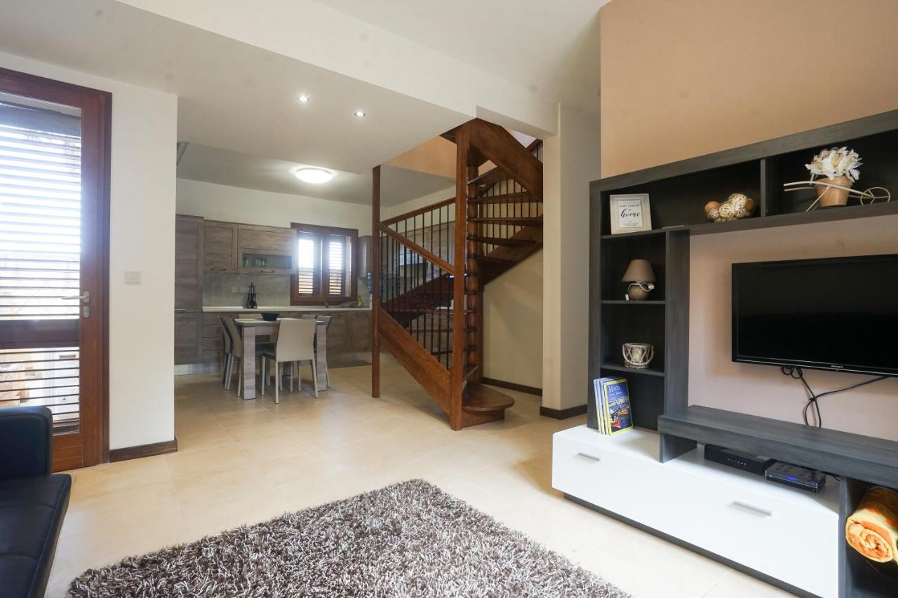 Getawaynpetto Private Duplex Maisonette With Jacuzzi Hot Tub Mgarr Buitenkant foto